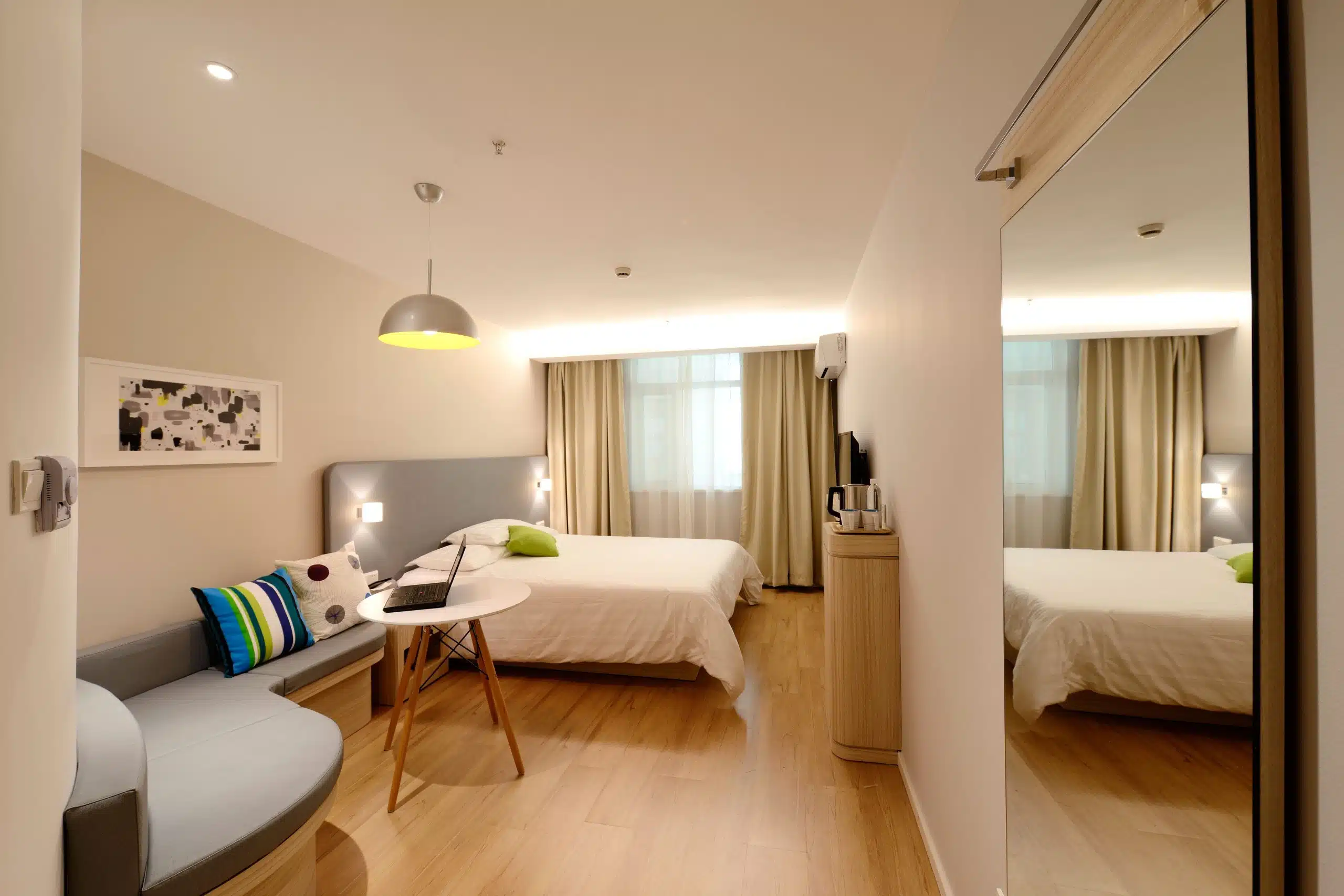 Créez l'atmosphère parfaite : Luminosité idéale pour une chambre confortable